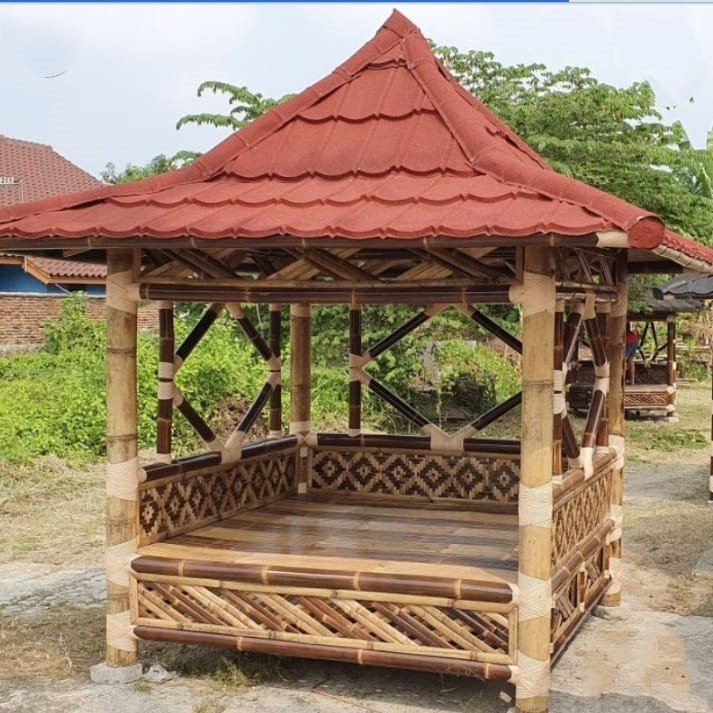 Gazebo dengan desain elegan dan atap terbuka, dikelilingi oleh pemandangan alam