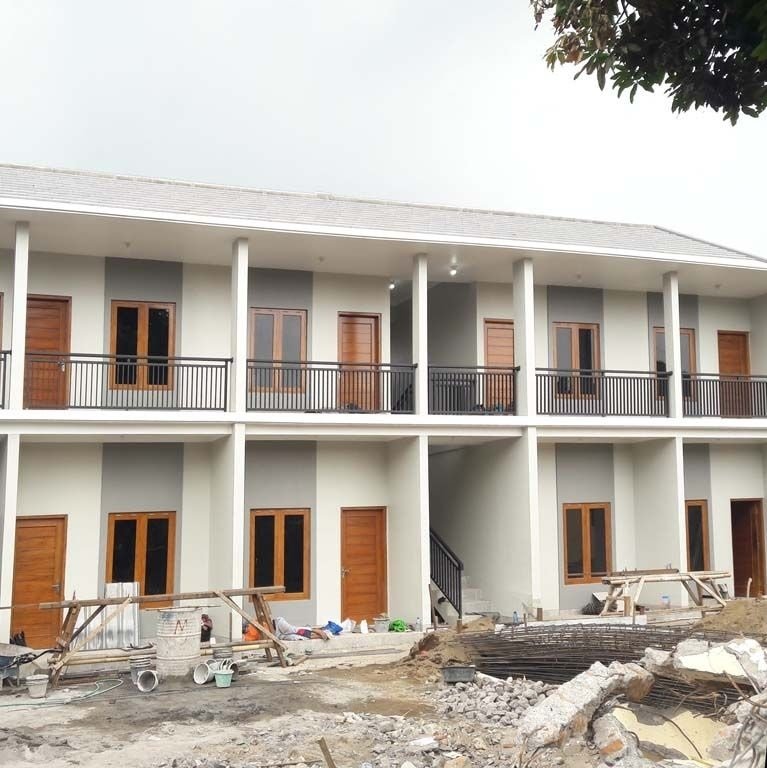 Pembangunan gedung komersial modern dengan struktur kokoh dan desain fungsional.